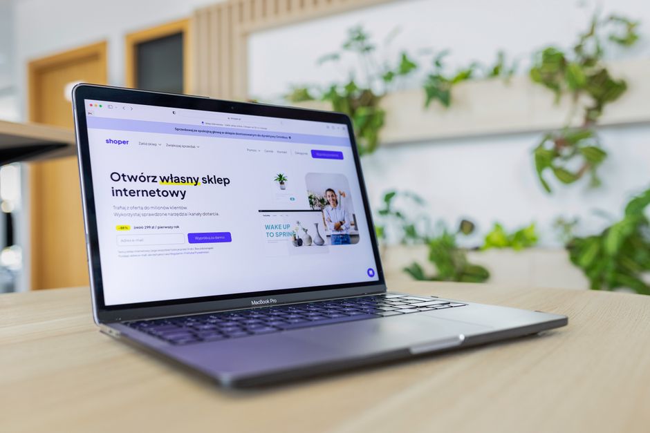 21 AI SaaS Products to Scale Content Creation for E-Commerce Brands in 2024: Practical Playbook with Real Examples