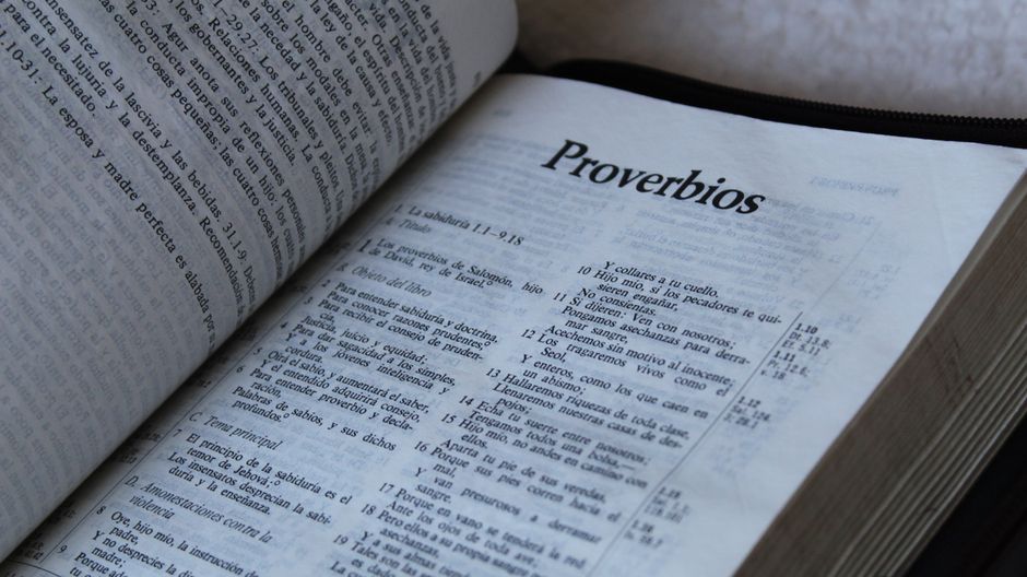 Close-up of a Spanish Bible open to the book of Proverbs, emphasizing scripture text.